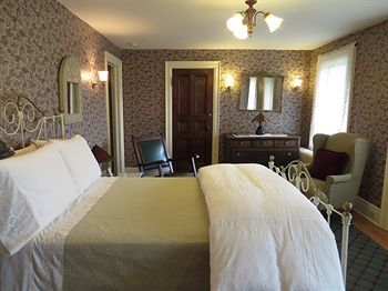 Stone Chalet B&B Inn And Event Center 앤아버 외부 사진